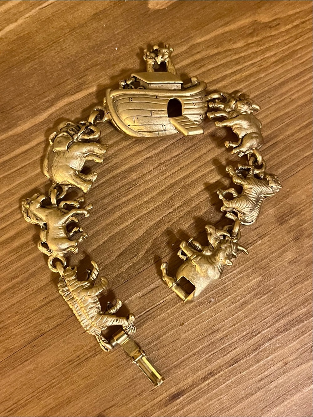 AJC signed Noah’s Ark bracelet in gold tone with a fold over clasp 6 1/4” - Picture 7 of 12